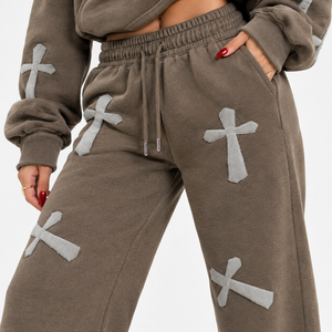 Pantalones deportivos de mujer OEM, estilo casual, de poliéster y algodón, de pierna ancha, con estampado en relieve y ajuste cómodo para uso casual. - Product Image 3
