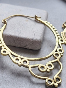 Pendientes de Aro con Filigrana y Cuentas Doradas Hechos a Mano, Joyería Étnica Tribal Boho para Mujer - Product Image 1