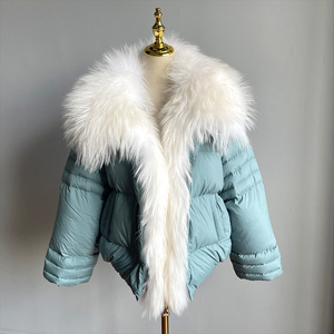 QIUCHEN QC22094 OEM Manteau court d'hiver pour femme en duvet de canard blanc avec fourrure de renard, accepte les étiquettes personnalisées - Product Image 1