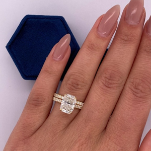 Anillo de compromiso con diamante cultivado en laboratorio de corte cojín alargado de 3.60 quilates, certificado por IGI, con halo oculto y banda de diamantes a juego. - Product Image 1