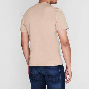 T-shirt de performance pour homme en tissu respirant et confortable, coupe moderne et régulière, esthétique épurée, idéal pour les activités de plein air, doux - Product Image 5