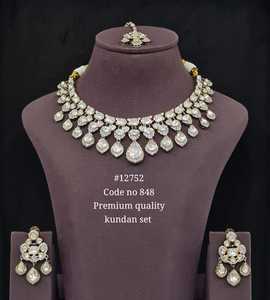 Parure de bijoux de mariée en laiton plaqué style victorien avec collier Kundan, boucles d'oreilles et Tikka, ornée de moissanite royale, pour femme, idéale pour les mariages et les fêtes. - Product Image 4