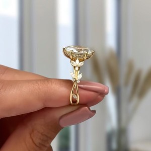 Bague florale en diamant de laboratoire de haute qualité, 3,02 carats, taille ovale, or jaune 14 carats, bijoux de mariage et de fiançailles pour les mariées - Product Image 3