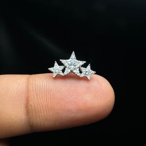 Boucles d'oreilles clous en or massif 14 carats avec diamants de laboratoire en forme de guirlande céleste à trois étoiles, bijoux de piercing en grappe d'étoiles pour femme - Product Image 1