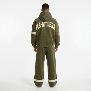 Conjunto de Sudadera con Cremallera y Pantalones Anchos Color Verde Oliva para Hombre, con Detalle de Banda en Contraste y Tachuelas, Estilo Urbano, Personalizable OEM ODM - Product Image 4
