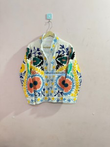 Veste en velours Suzani pour femmes, style bohème chic, broderie florale faite à la main, doublure intérieure en coton, veste d'hiver - Product Image 1