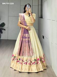 Collection Premium de robes Paithani en soie avec des motifs Butti légers sur toute la surface et une bordure en Zari doré avec un motif floral, en vente en gros. - Product Image 4