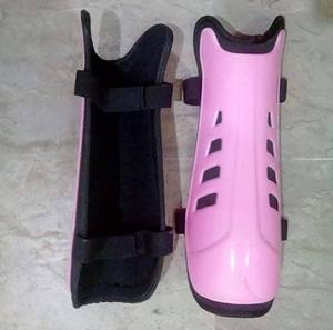 Espinilleras de Hockey sobre Césped, Duraderas, Color y Logotipo Personalizables, para Entrenamiento y Partidos al Aire Libre, Producto Eoin Winston Sports, Sialkot, Pakistán - Product Image 1