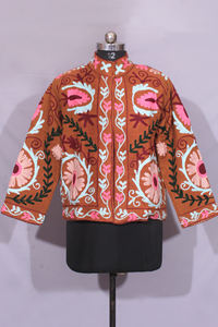 Veste courte en tissu TNT Suzani faite à la main, broderie florale, style ethnique, pour les occasions festives, les fêtes et les mariages. - Product Image 3