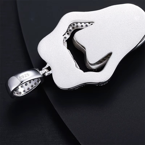 Colgante de Lujo HIPHOP con Diseño de Bolsa de Dinero y Lengua, con Moissanita, en Plata, Estilo Statement, Unisex, para Fiestas, Eventos y Streetwear - Product Image 4