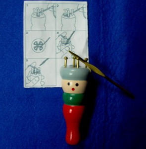 HC0027 <b>Pompom</b> <b>Makers</b> |Portable Plastic Crochet Loom With Needle Round Knitting Kit For Craft Projects - Product Image 5