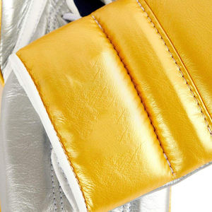 ถุงมือชกมวยคุณภาพพรีเมียมจากโรงงานขายส่ง ถุงมือแบบผูกเชือกสีทองเมทัลลิกสุดหรู สำหรับฝึกซ้อมและแข่งขัน - Product Image 3
