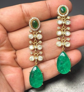 Magnifiques boucles d'oreilles de luxe plaquées or de haute qualité avec pierres, pour femmes et jeunes filles, idéales pour les mariages, les fiançailles et les soirées – Nouvelle collection - Product Image 1