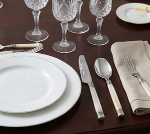 Elegante juego de cubiertos de acero inoxidable con mangos de nácar, acabado de alto brillo, apto para lavavajillas, ideal para bodas. - Product Image 4