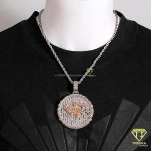 Colgante Exclusivo con Símbolo Hip Hop, con Incrustaciones Completas de Diamantes Cultivados en Laboratorio y Acabado en Plata - Product Image 2