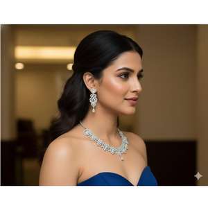 Conjunto de collar de latón de la mejor calidad con acabado en tono plateado para bodas y ocasiones formales disponible para la venta. - Product Image 6