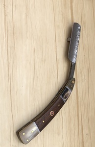 Rasoir à lames droites en acier Damas fait main et personnalisé avec manche en corne de bélier pour barbiers, rasoirs à barbe et à gorge - Product Image 2