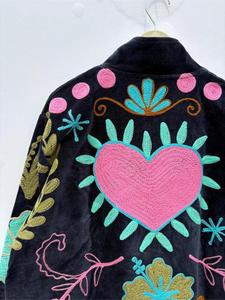 Veste en velours noir de luxe brodée Suzani avec motif floral, manches longues, col montant, faite à la main, vêtements d'extérieur pour femmes pour l'hiver - Product Image 4