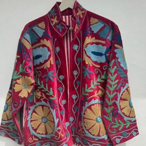 Veste Suzani en velours d'hiver pour femme faite à la main avec broderie florale Manteau tricoté coupe-vent - Product Image 1