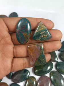 Cabochons en agate sanguine naturelle en gros avec des taches vertes et rouges profondes, parfaits pour les bagues, les pendentifs et la fabrication de bijoux - Product Image 2