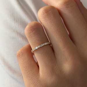 แหวนเพชรทรงบาแกตต์และทรงกลมแบบสลับกัน ฝังเพชรเต็มวง 14k ทองคำขาว ดีไซน์เรียบหรูบางเฉียบ น้ำหนัก 0.7 กะรัต แหวนแต่งงานแบบ Eternity - Product Image 2
