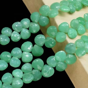 Cuentas de piedra en forma de corazón facetadas de crisoprasa verde Cuentas de crisoprasa de 8-9mm - Product Image 1
