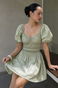 Robe midi d'été en coton vert sauge pour femme, col halter, taille smockée, manches bouffantes, poignets à nouer, style bohème, plage, écologique, respirante - Product Image 2