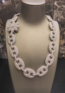 Collar de Cadena Cubana con Diamantes de Moissanita de Buena Calidad para Discotecas, Conciertos y Festivales de Música, Disponible al Mejor Precio - Product Image 3