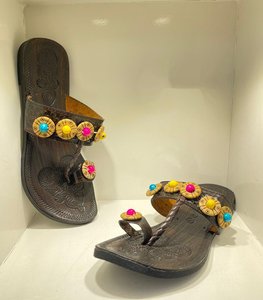 Sandalias Planas de Cuero con Conchas de Cauri Hechas a Mano para Mujer, Estilo Boho Étnico, Calzado de Playa para Primavera/Invierno, de Cuero Genuino, Sin Cordones - Product Image 4
