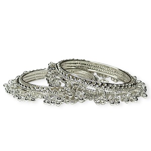 Brazaletes Étnicos Kashmiris Jhumki en Tono Plateado con Diseño Clásico de Ghungroo para Fiestas y Eventos, Precio al por Mayor - Product Image 1