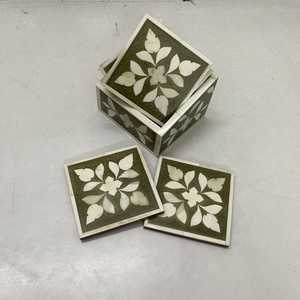 Juego de Cuatro Posavasos de Madera Tallada con Diseño Geométrico Clásico en Verde y Blanco, SAMI HANDICRAFT - Product Image 5
