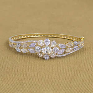 Kada que se puede abrir con chapado en 2 tonos y pulseras y brazaletes de moda con acento de circonita cúbica - Product Image 1