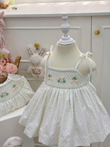 Robe décontractée pour bébé fille, en coton fleuri, broderie smockée faite à la main, aspect lin doux, production OEM au Vietnam - Product Image 6