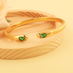Bracelet manchette double serpent en laiton massif plaqué or 18 carats avec quartz émeraude vert, ajustable, empilable, design tendance - Product Image 2