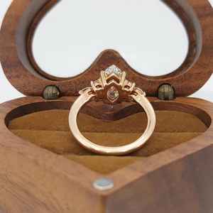 Bague en diamant taille marquise classique, unique, fabriquée à la main, créative et artisanale, en or jaune 14 carats pour femme, cadeau de mariage pour demoiselle d'honneur - Product Image 5