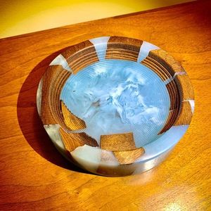 Cendrier en bois et résine fait main de qualité supérieure, accessoire de fumeur élégant et haut de gamme - Product Image 1