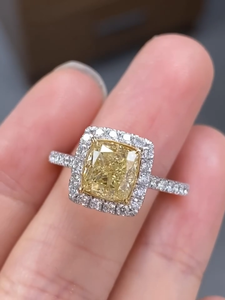 Bague de fiançailles halo avec diamant jaune radiant de 2 carats, cultivé en laboratoire, bande pavée en or blanc 14 carats, certifiée IGI - Product Image 3