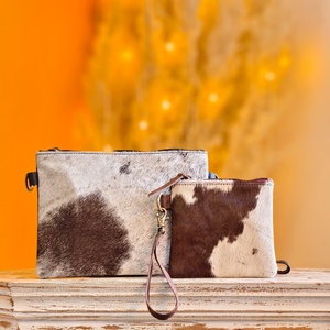 กระเป๋าหนังแท้ลายดอกไม้สไตล์ตะวันตก ยี่ห้อ Venus Leathers ขายดี งานแฮนด์เมด ปิดด้วยซิป ขนาด 45-55 ซม. - Product Image 1