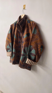 Veste matelassée en velours artisanale, manteau d'hiver marron, broderie florale complexe, poignets rayés, classique et respirant - Product Image 3