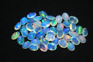 Opale naturelle transparente de Rajasthan, taille ovale, multicolore (bleu, vert, orange), qualité super fine, certifiée par un tiers - Product Image 3