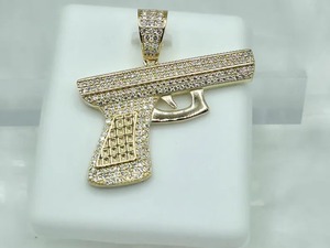 Colgante de pistola estilo hip hop con diseño de cubo de hielo, chapado en oro de 18k y moissanita, para collar de cadena - Product Image 2