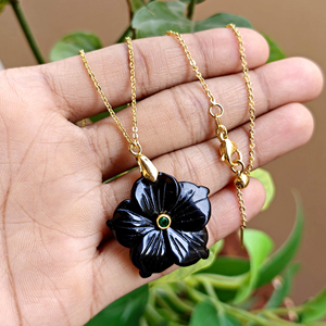 Collar de piedras talladas a mano de ónix negro con pequeño colgante de esmeralda y circonita, chapado en oro, con diseño floral, para mujer. - Product Image 5