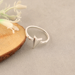 Bijoux élégants pour femmes, plaqué argent 18 carats, laiton, style tendance unique, modèle en forme de flèche, bagues statement, bijoux minimalistes à la mode - Product Image 4
