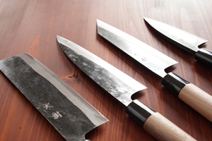 Cuchillo de Chef Japonés Tradicional Tosa-uchihamono Nakiri con Hoja de Acero al Carbono y Mango de Madera de Nogal - Product Image 5