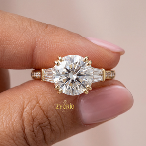 Anillo de Compromiso y Boda de Lujo con Diamante de Corte Cojín de 2.65ct, Piedras Laterales Baguette, Chapado en Plata 925, VS1, Color Incoloro EF, Cultivado en Laboratorio - Product Image 1