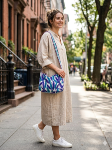 Bolso de hombro de algodón acolchado con estampado de hojas azules |   Bolsa de viaje de alta calidad con estampado a mano para mujer, bolso hecho a mano, obra maestra. - Product Image 3