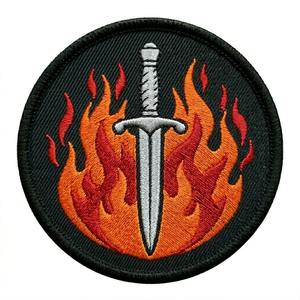 Parche Termoadhesivo y Emblema Bordado a Máquina Personalizado con Diseño de Daga Flameante, Espada Ardiente y Cuchillo, Venta al por Mayor a Granel para Coser en Prendas y Bolsos - Product Image 1