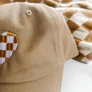 Gorra de béisbol de algodón personalizada de alta calidad del fabricante de Vietnam con corazón de cuadros bordado sombrero ajustable de 6 paneles OEM ODM - Product Image 4