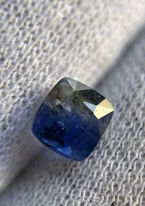 Zafiro azul natural facetado de 6 mm, corte cojín. Zafiro de Sri Lanka. - Product Image 2