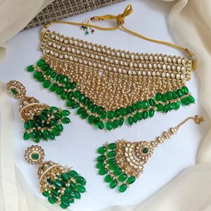 Parure de bijoux indiens en acier inoxydable plaqué or antique avec collier ras-du-cou et boucles d'oreilles Jhumka ornées de pierres de zircon pour femme, idéale pour les mariages et la mode. - Product Image 3